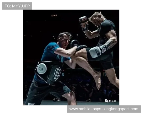 UFC 对峙现场摔话筒!火药味爆棚 UFC 对峙现场摔话筒!火药味爆棚